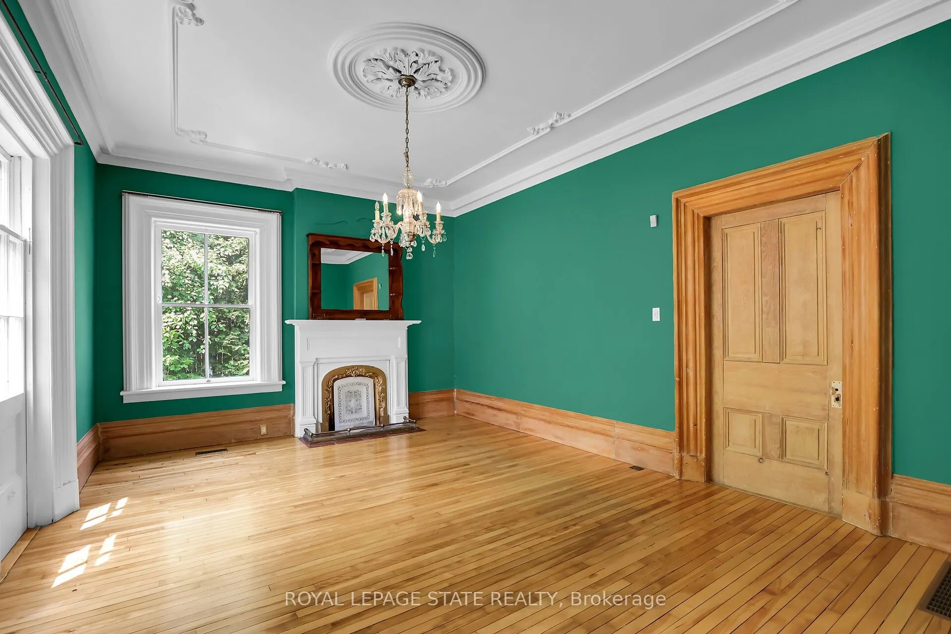262 Main Street W
