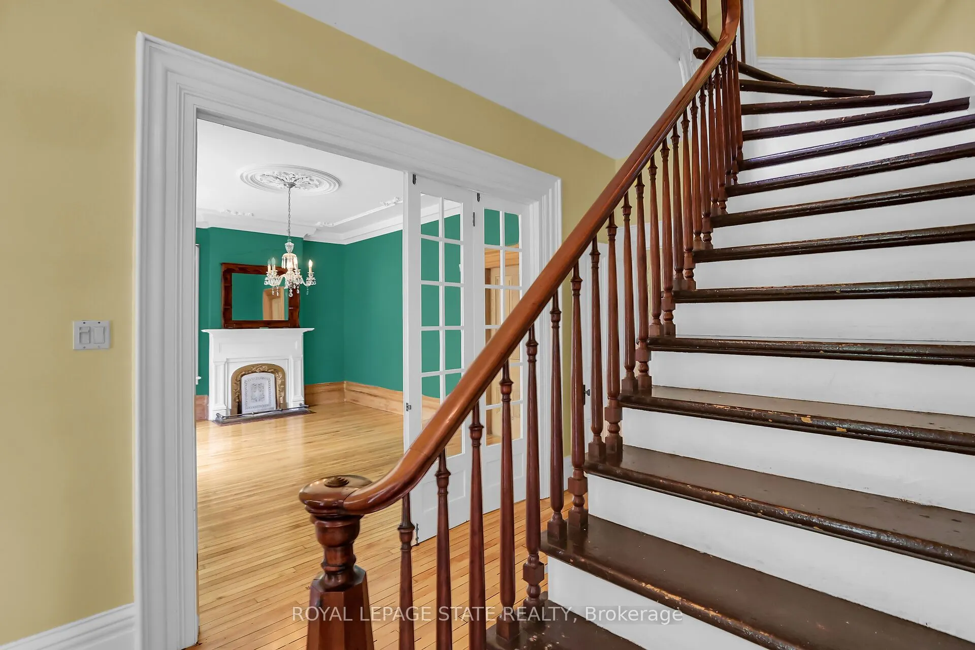 262 Main Street W