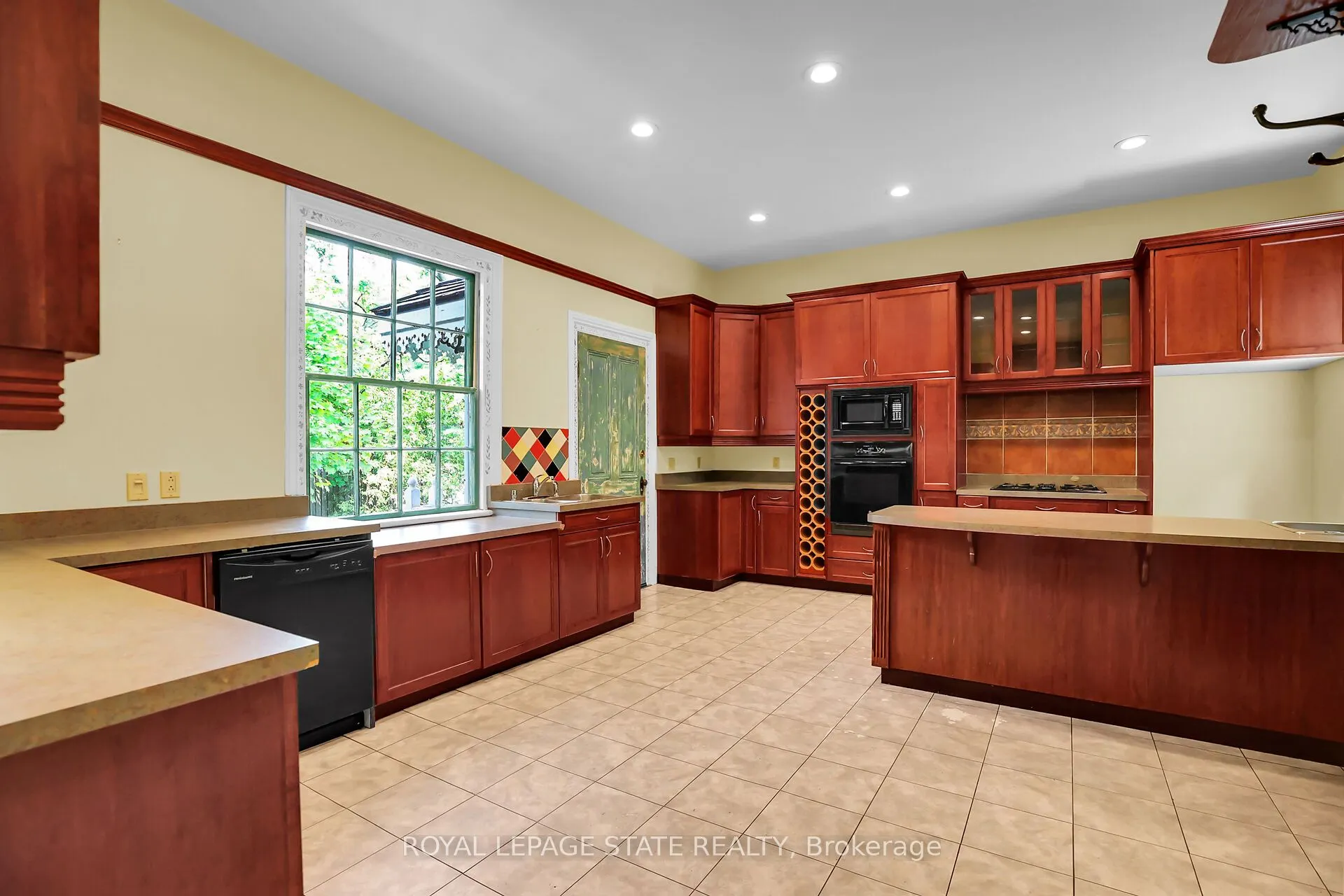 262 Main Street W