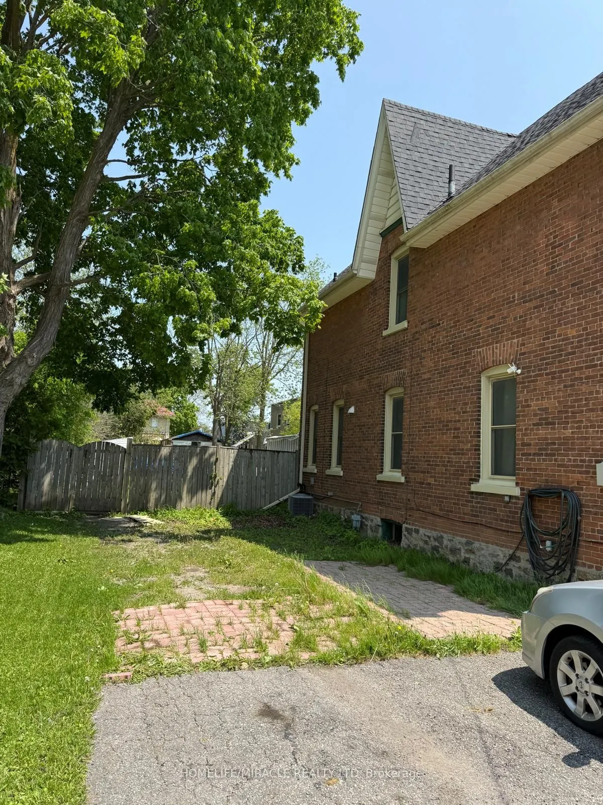 108 Lindsay Street S