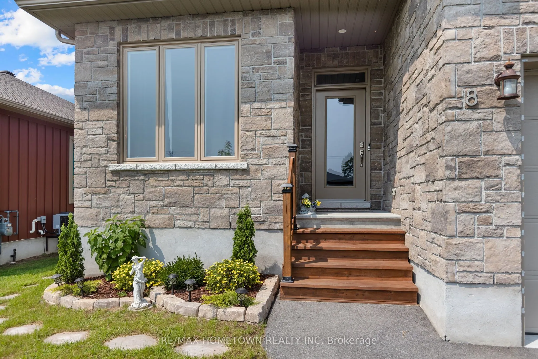 8 BILLINGS Avenue W