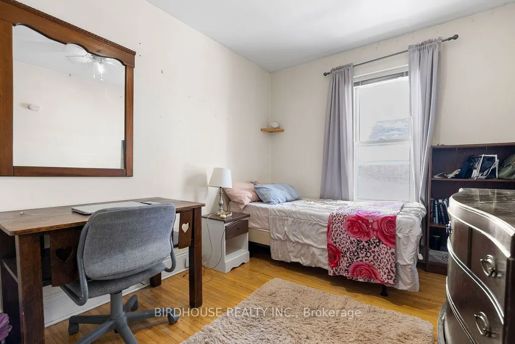 96 Lindsay Street S