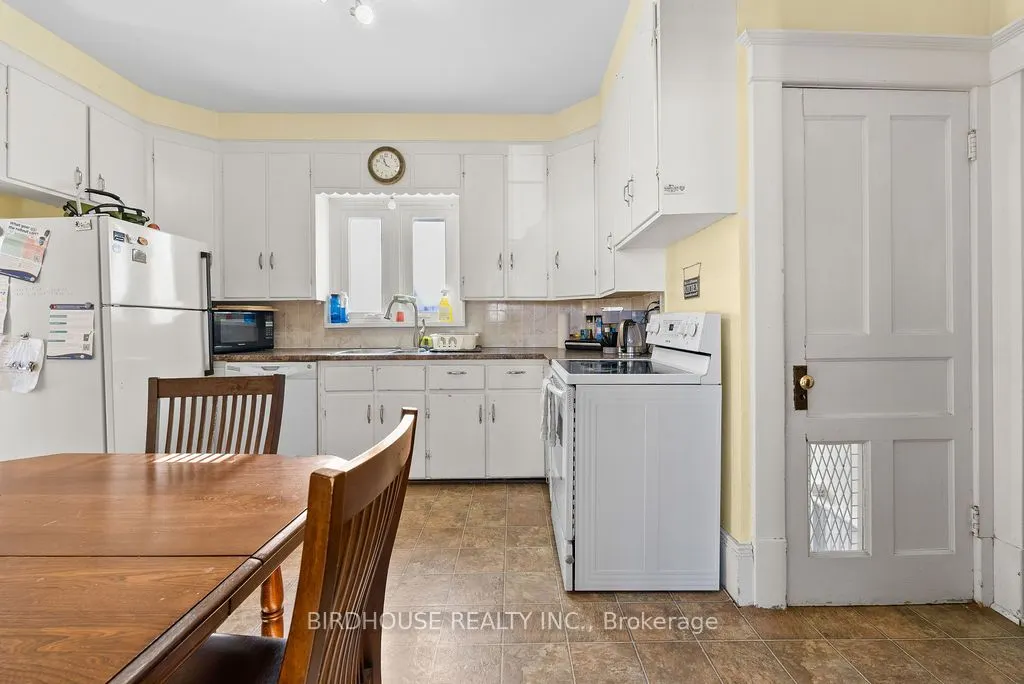 96 Lindsay Street S