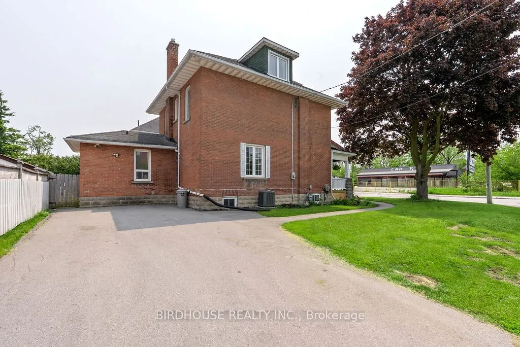 96 Lindsay Street S
