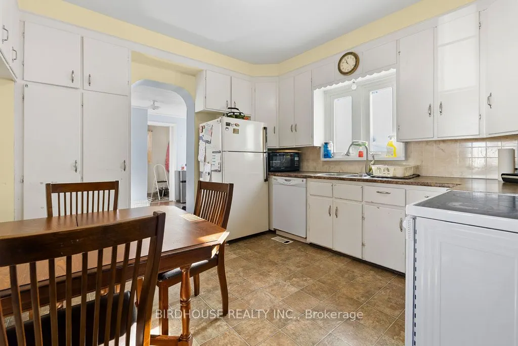 96 Lindsay Street S
