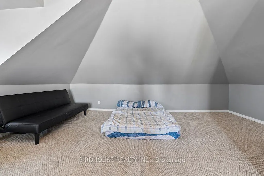 96 Lindsay Street S