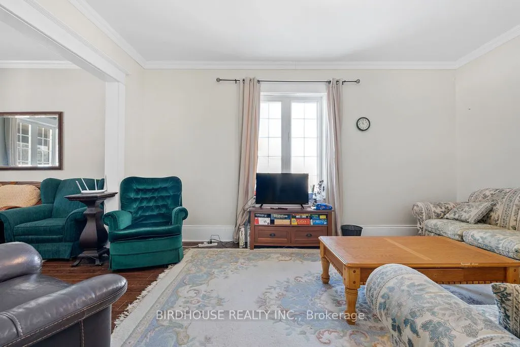 96 Lindsay Street S