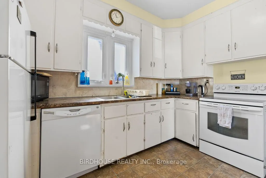 96 Lindsay Street S