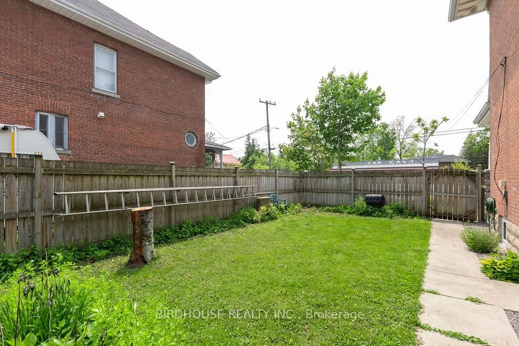 96 Lindsay Street S