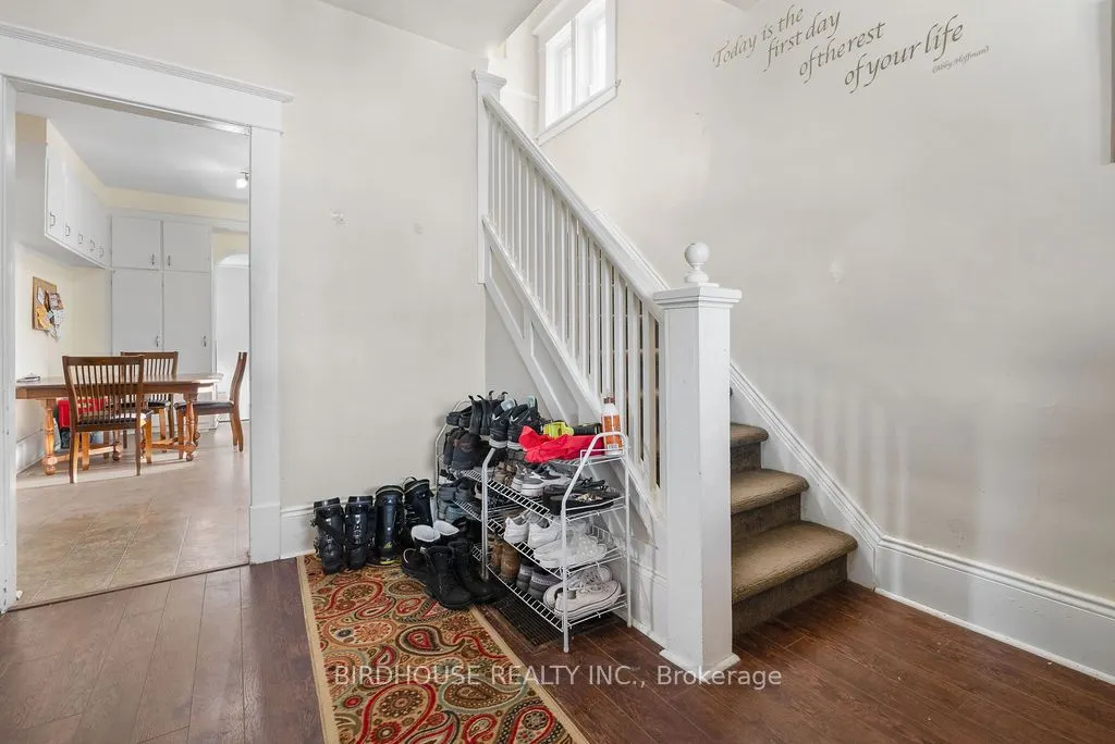 96 Lindsay Street S