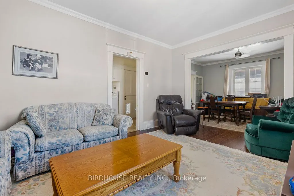 96 Lindsay Street S