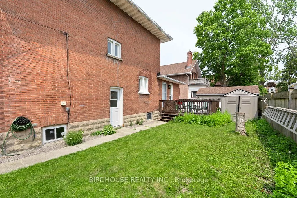 96 Lindsay Street S