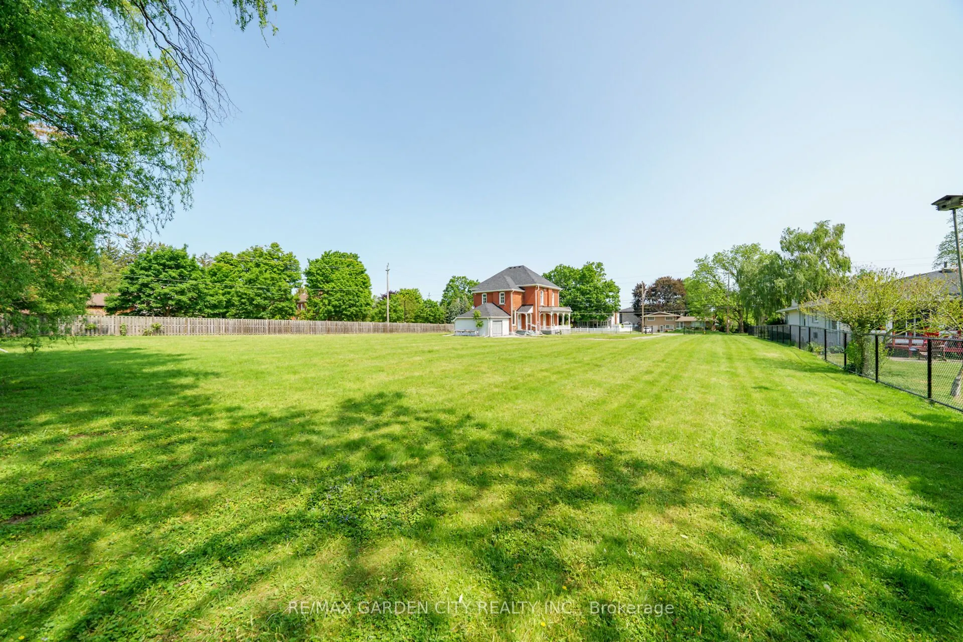 122 MAIN Street E