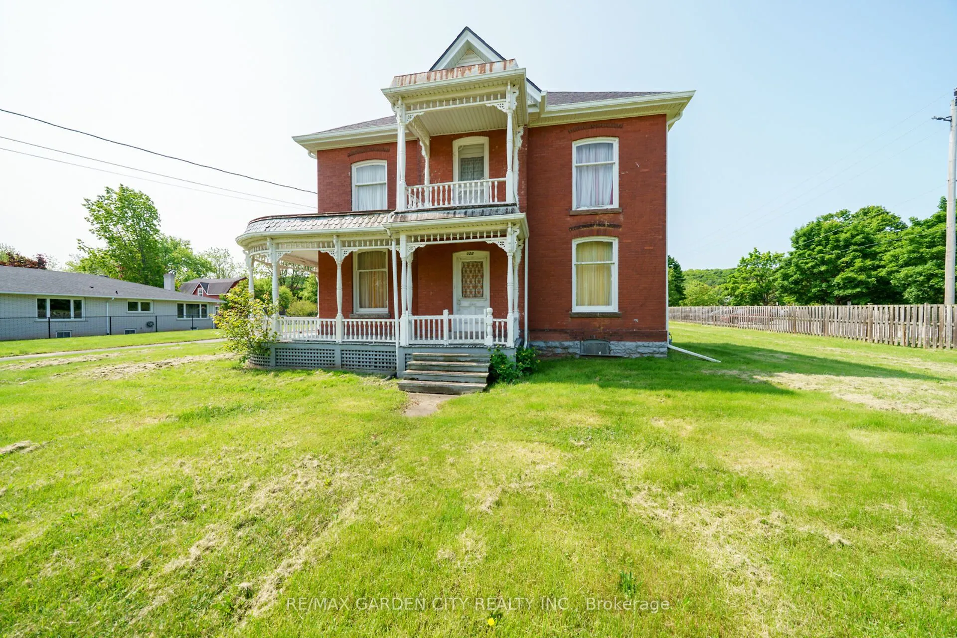 122 MAIN Street E