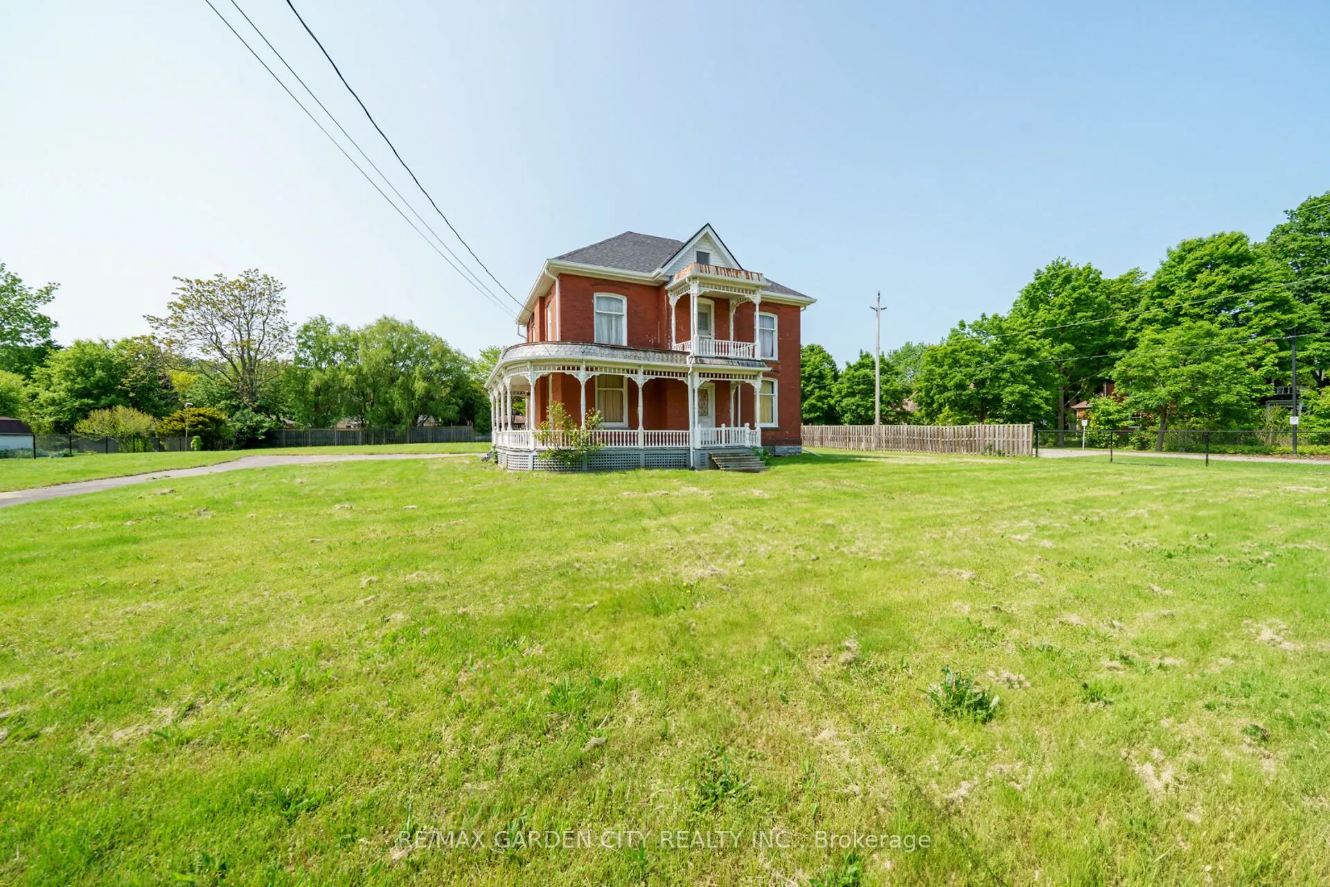 122 MAIN Street E