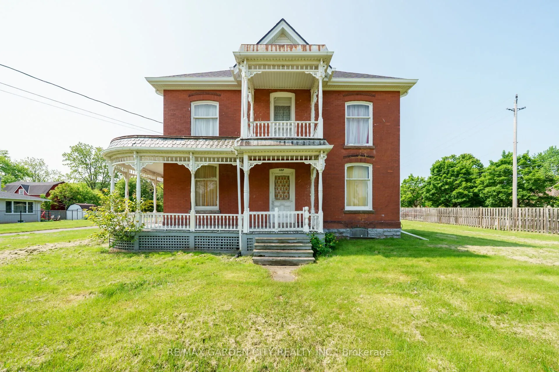 122 MAIN Street E