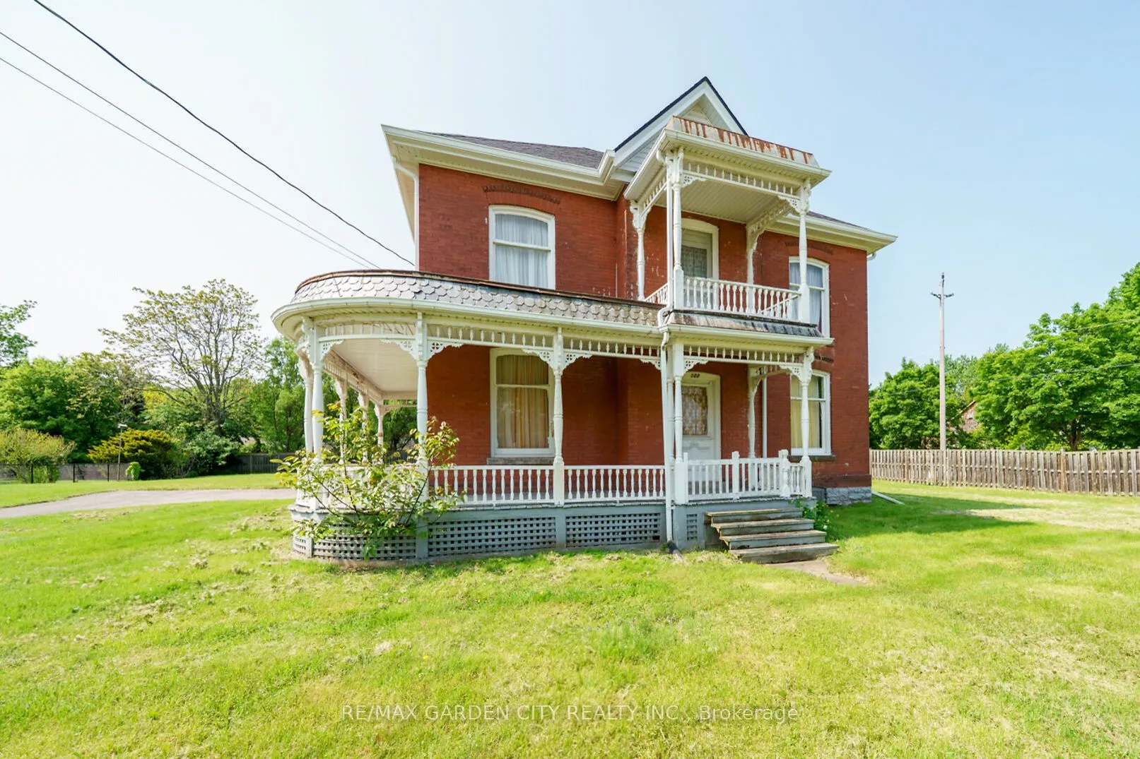 122 MAIN Street E