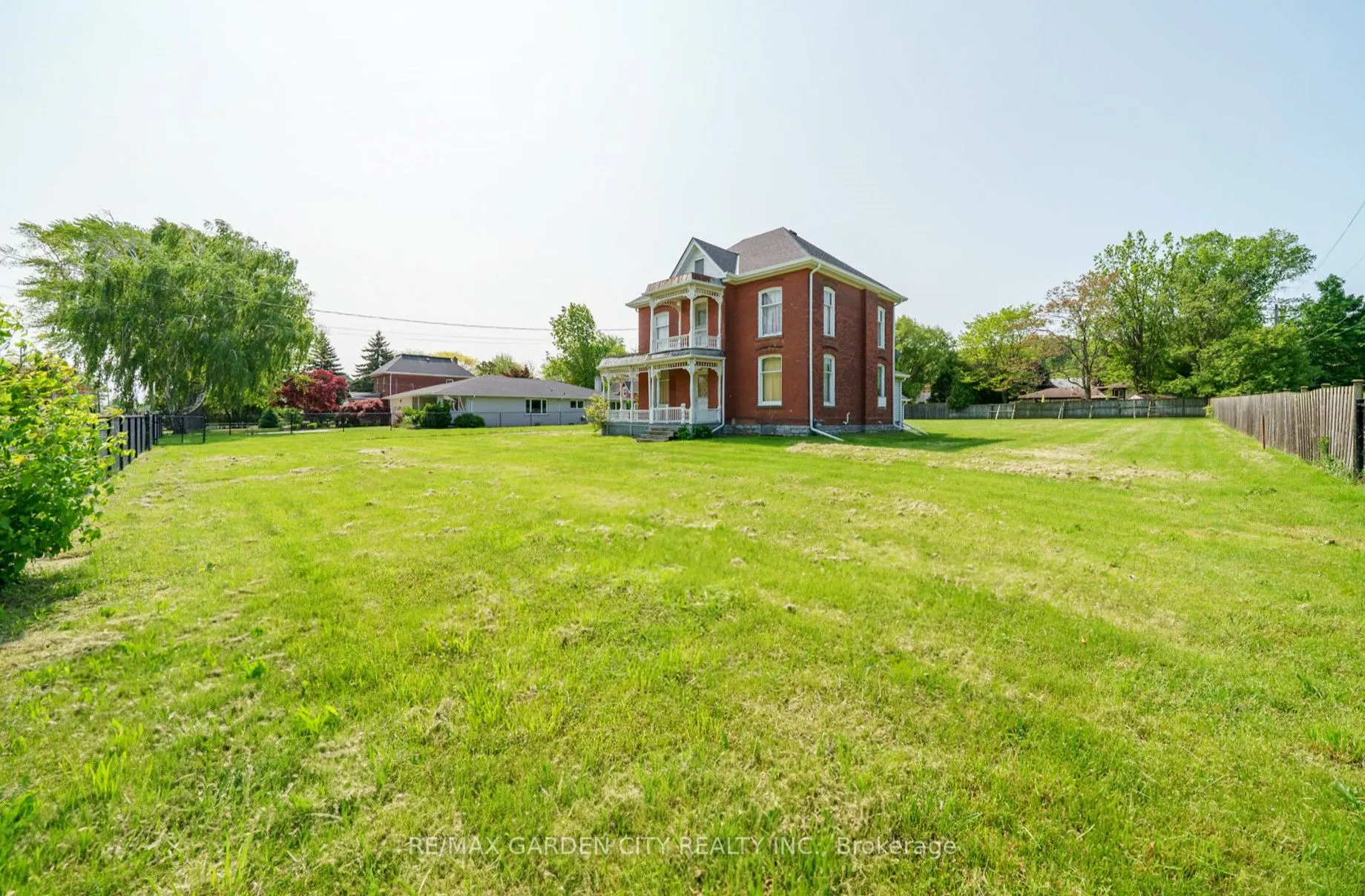 122 MAIN Street E