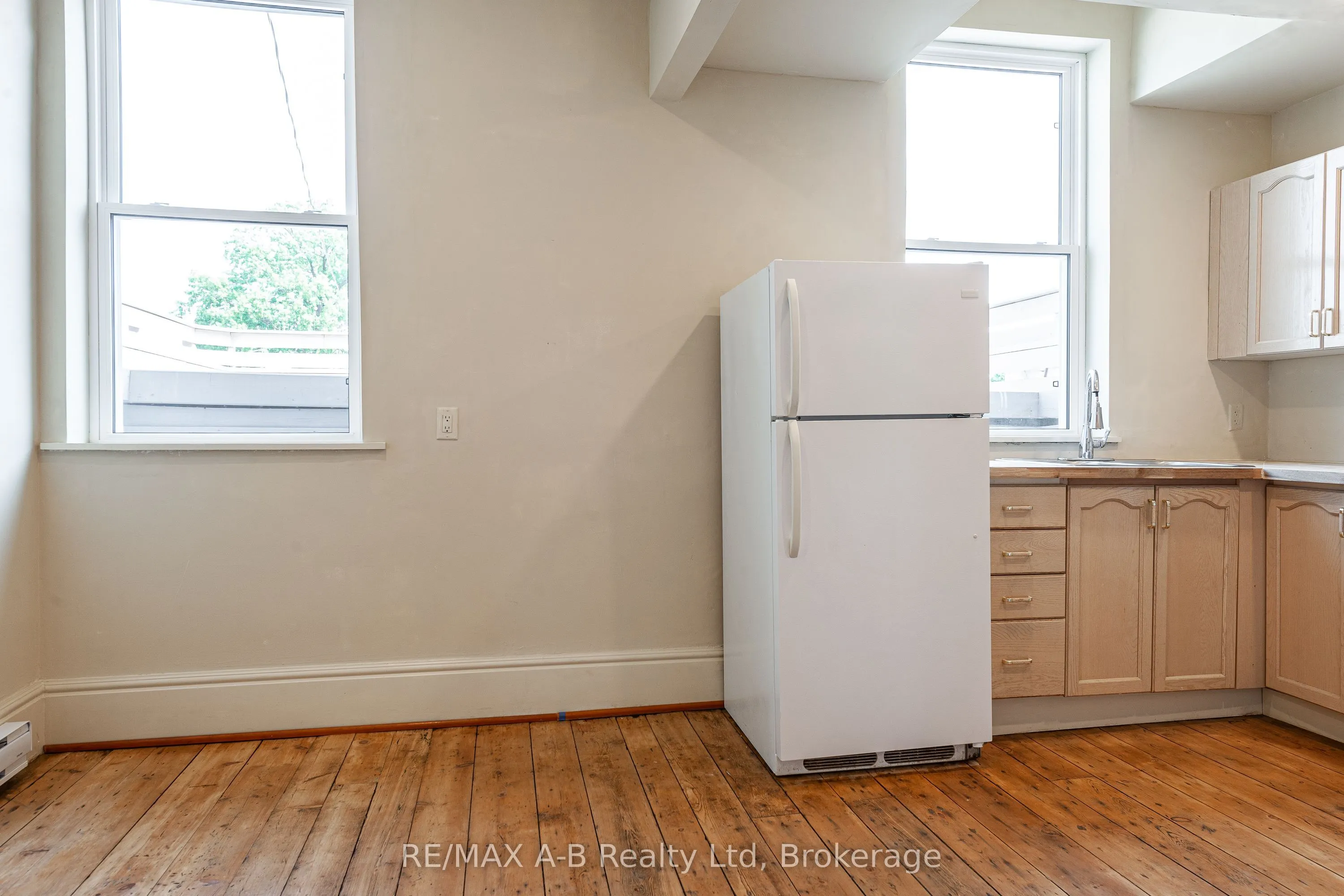 141-143 Queen Street E