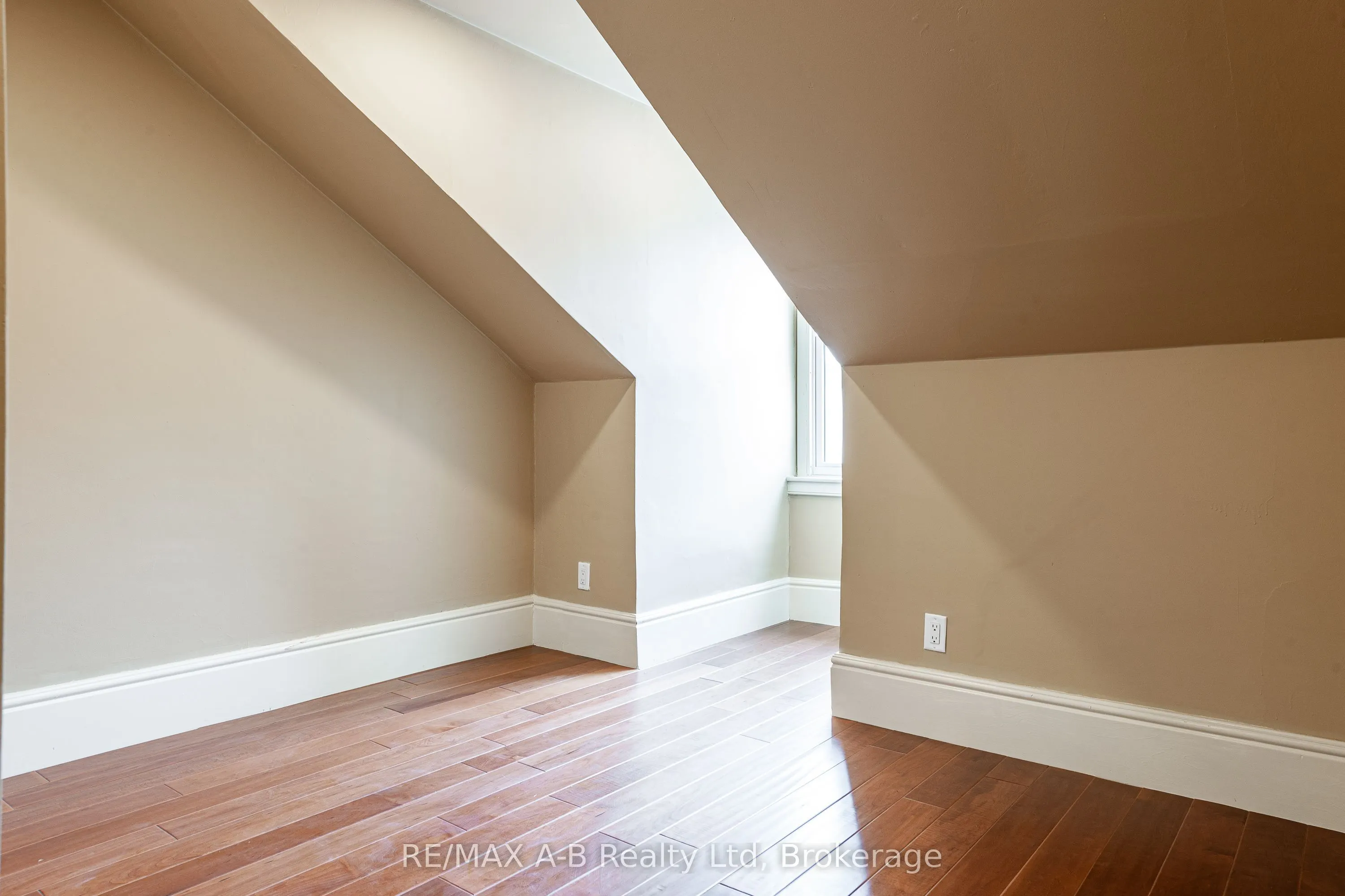 141-143 Queen Street E