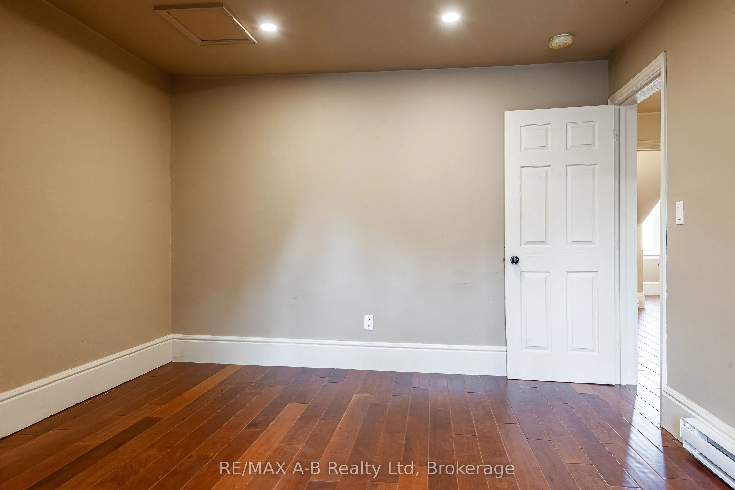 141-143 Queen Street E