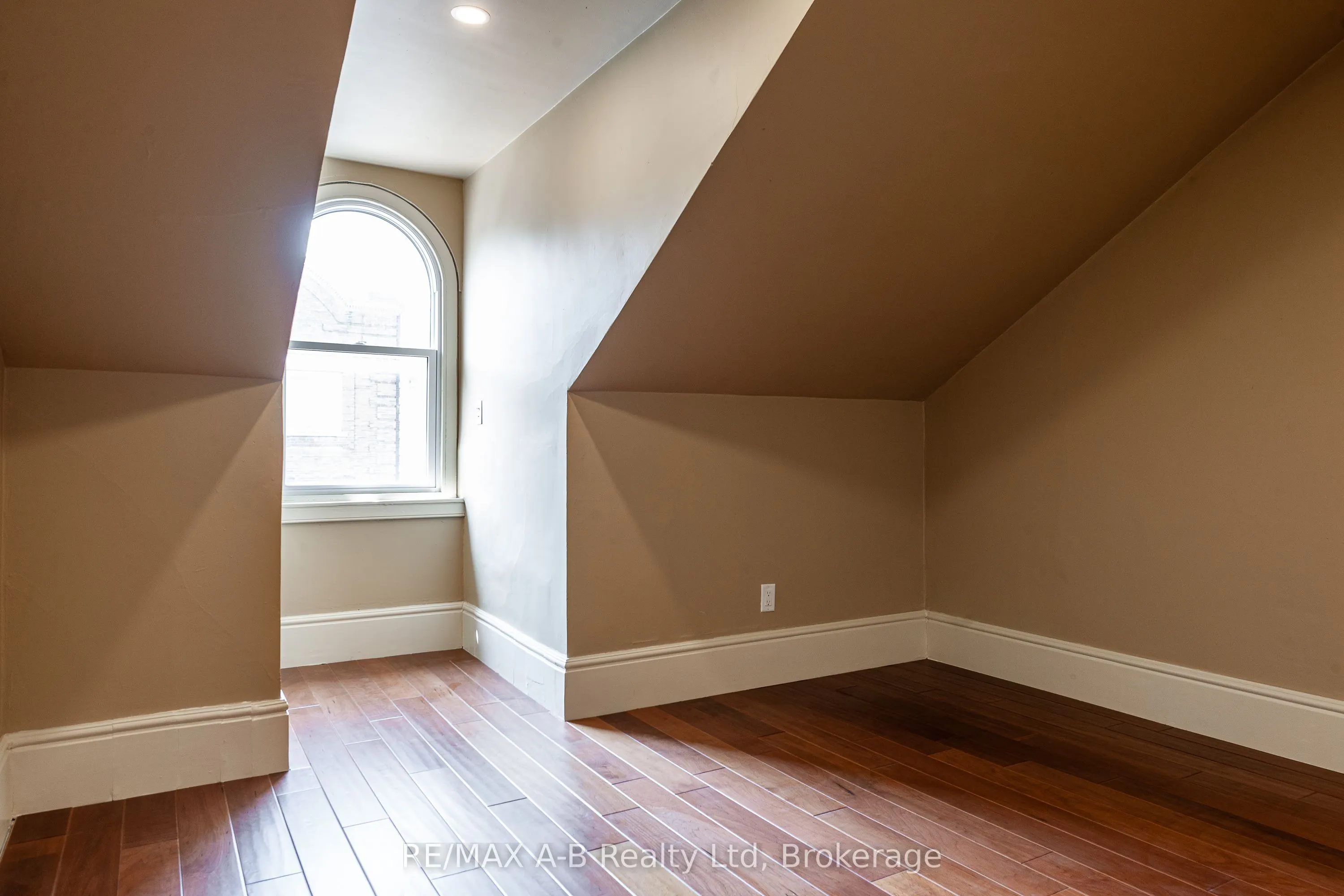 141-143 Queen Street E
