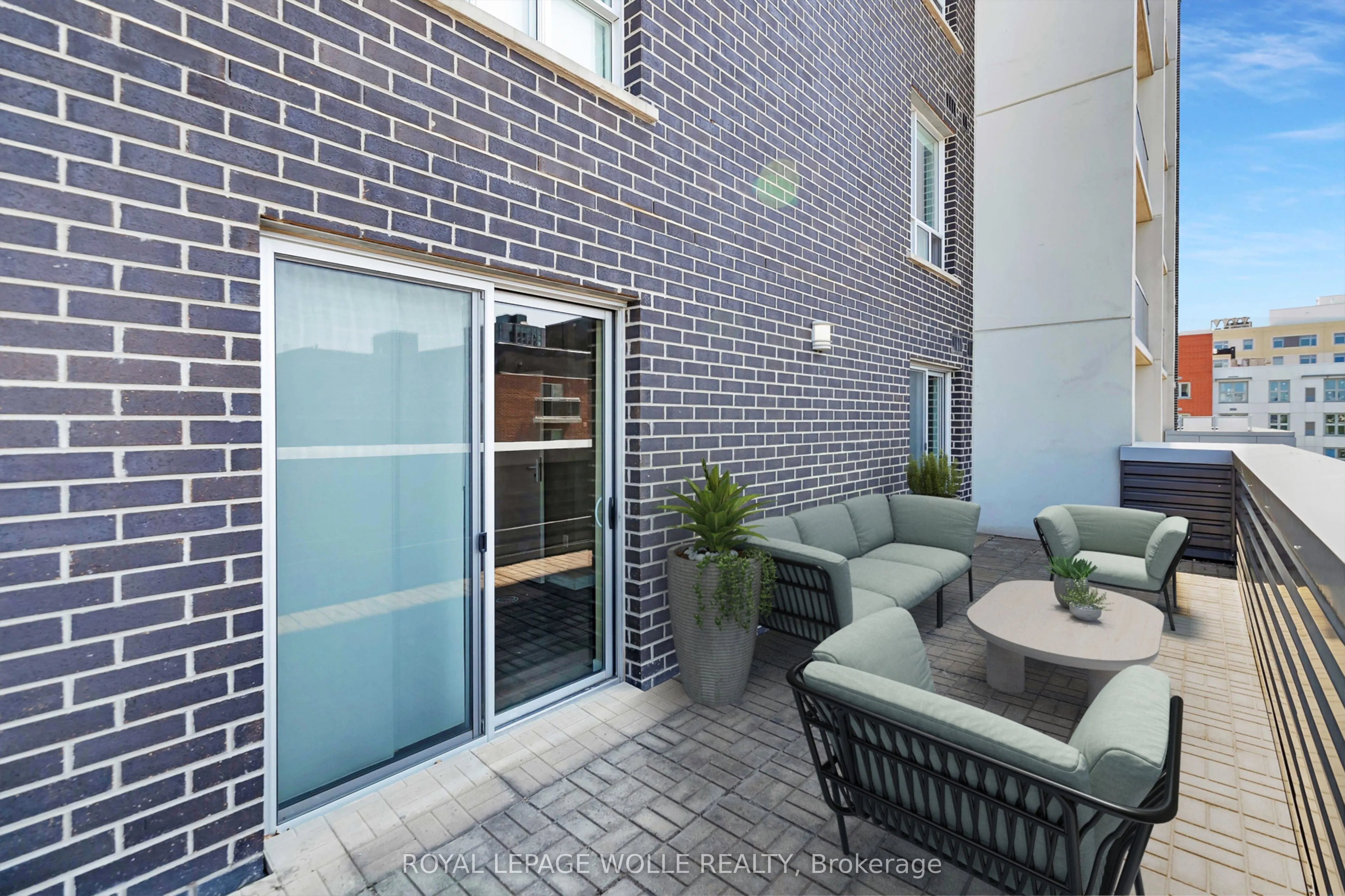 280 Lester Street #404