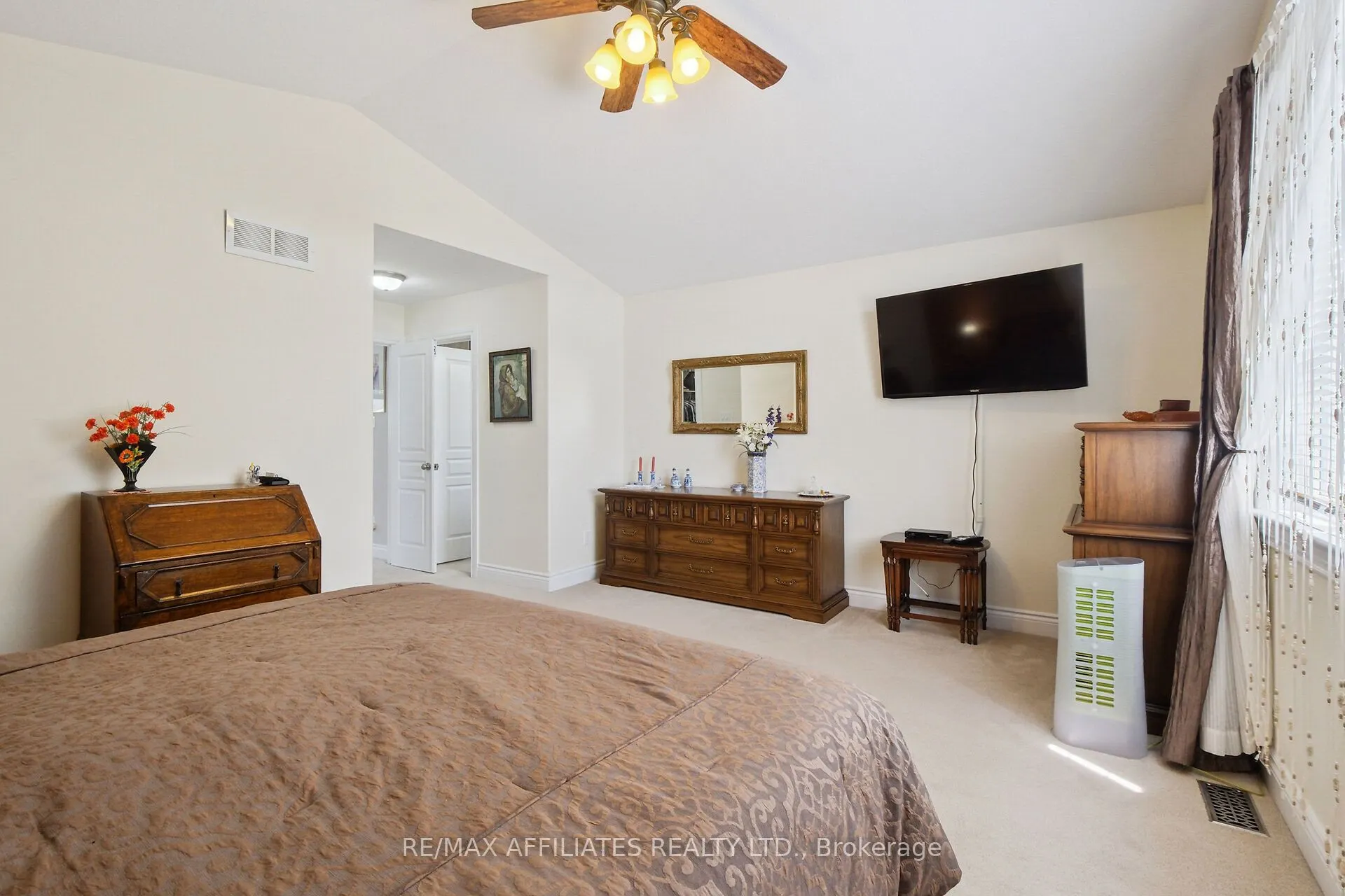 176 Topaze Crescent