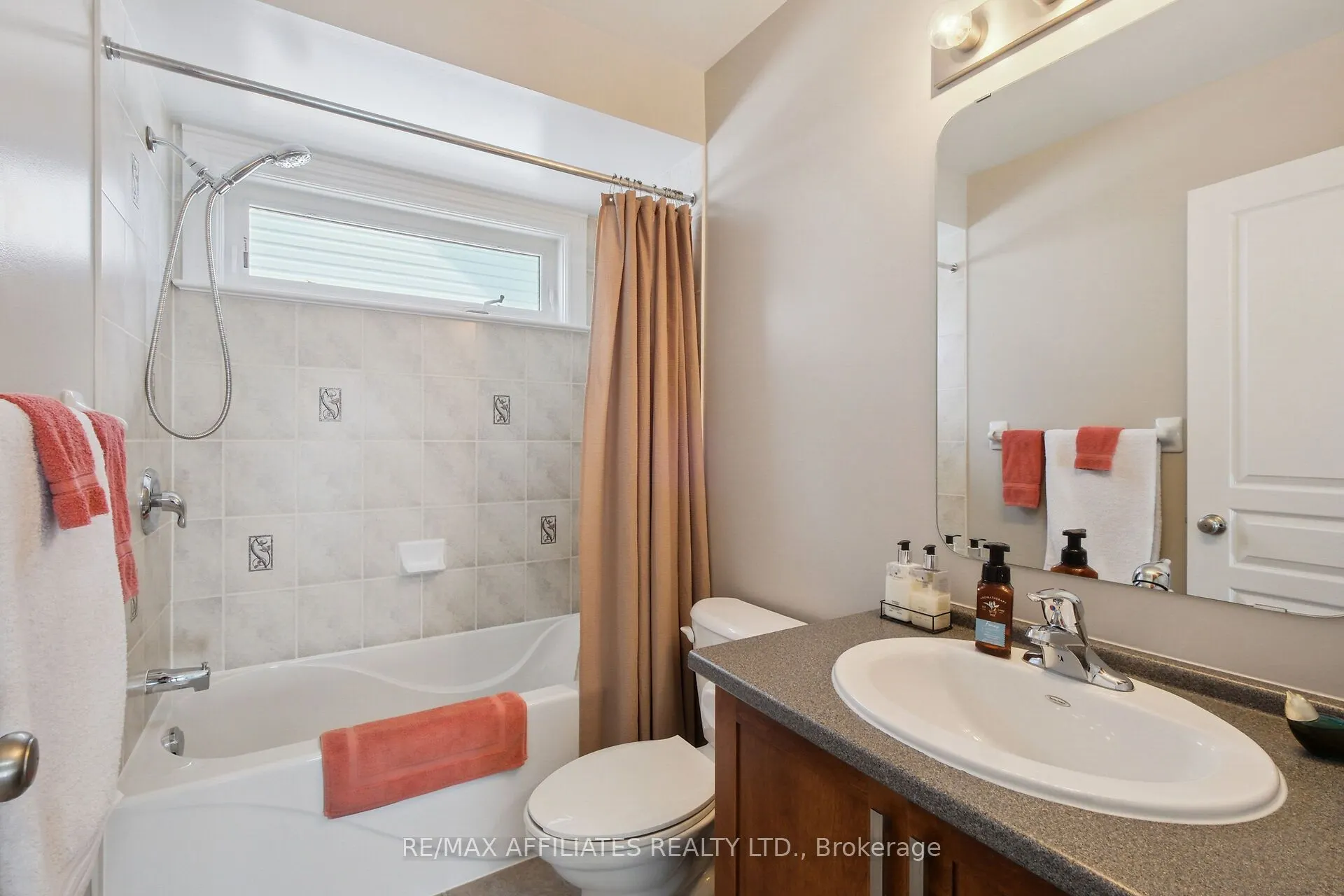 176 Topaze Crescent