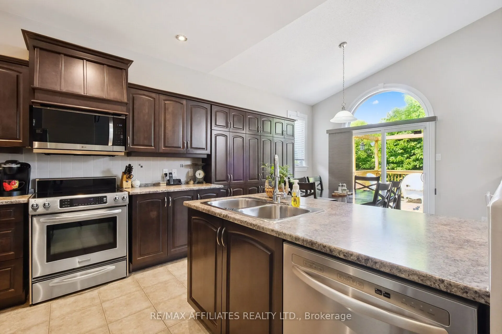 176 Topaze Crescent