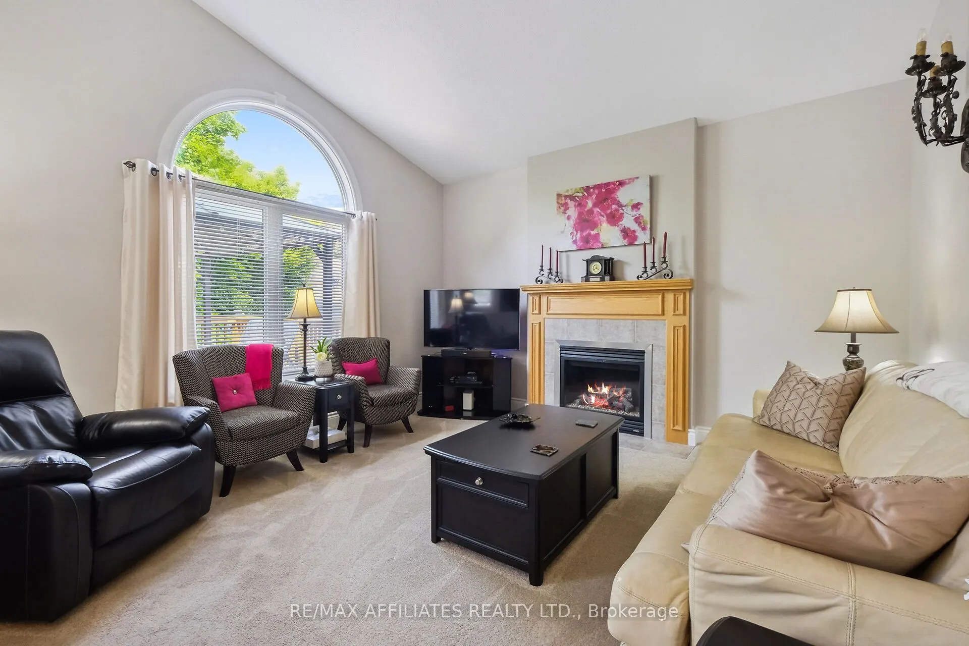 176 Topaze Crescent