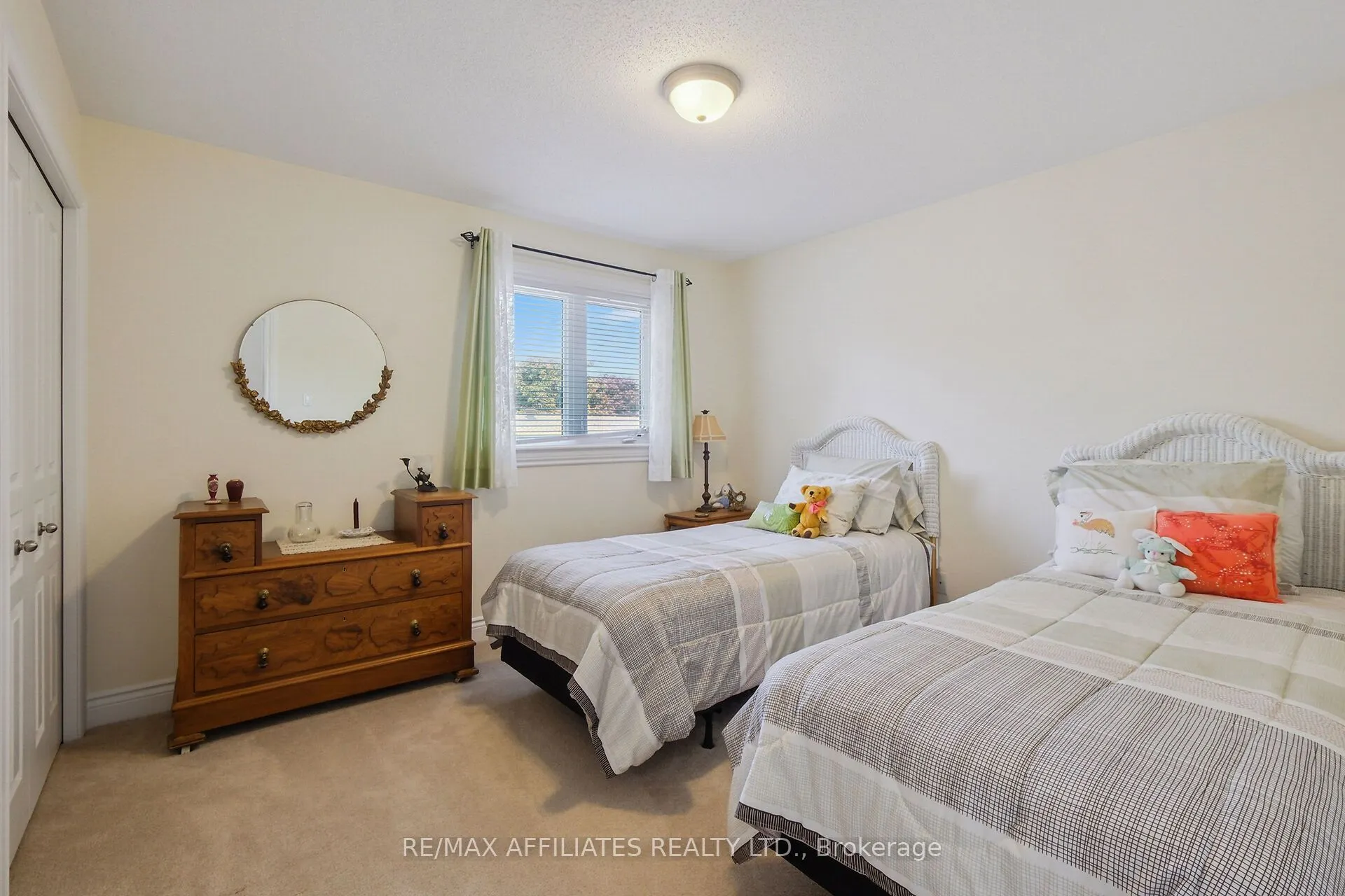 176 Topaze Crescent