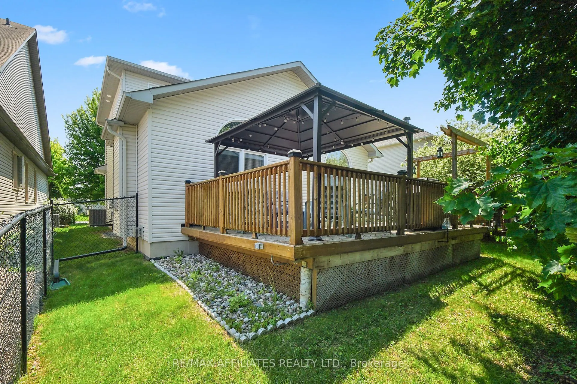 176 Topaze Crescent