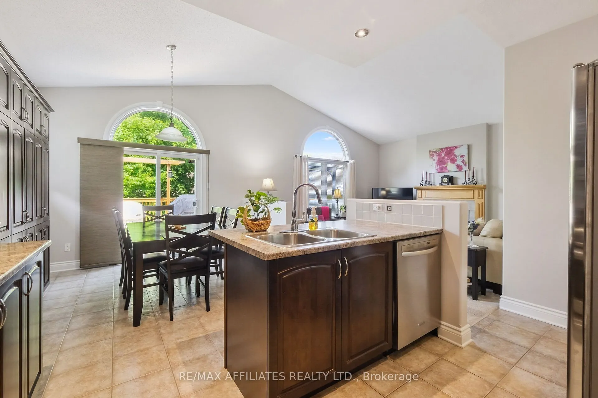 176 Topaze Crescent