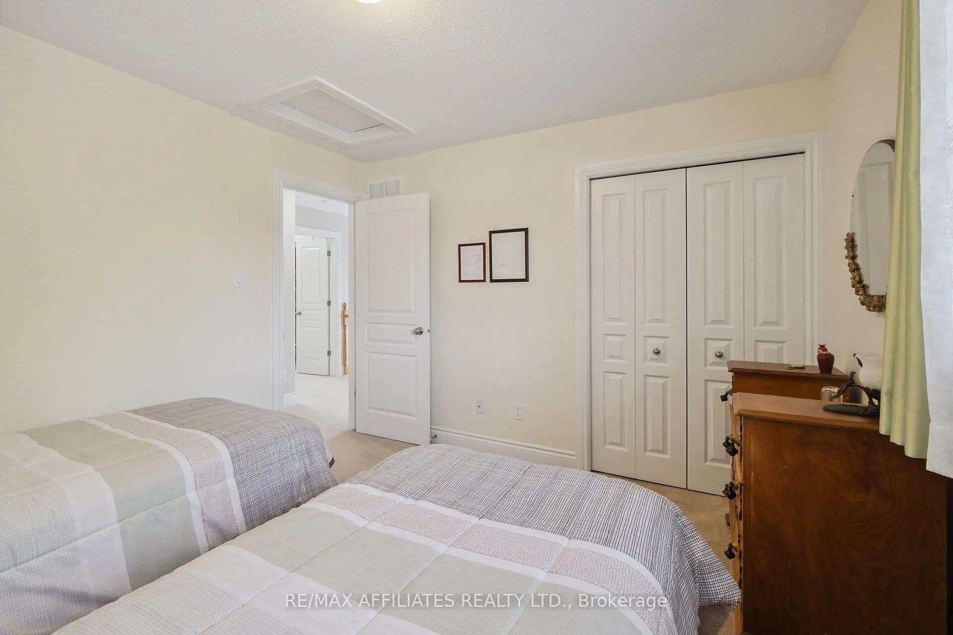 176 Topaze Crescent