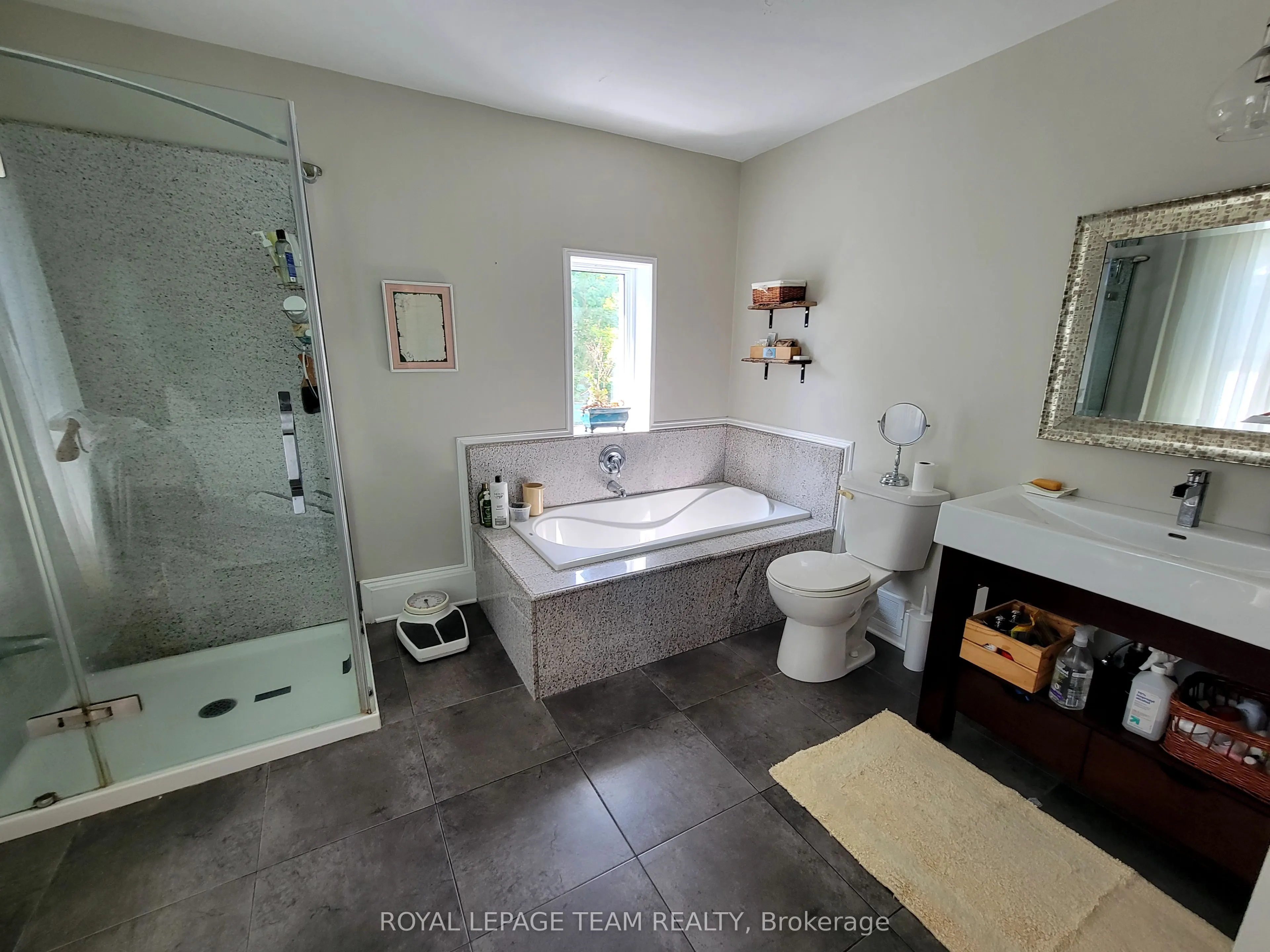 16 Peter Street S