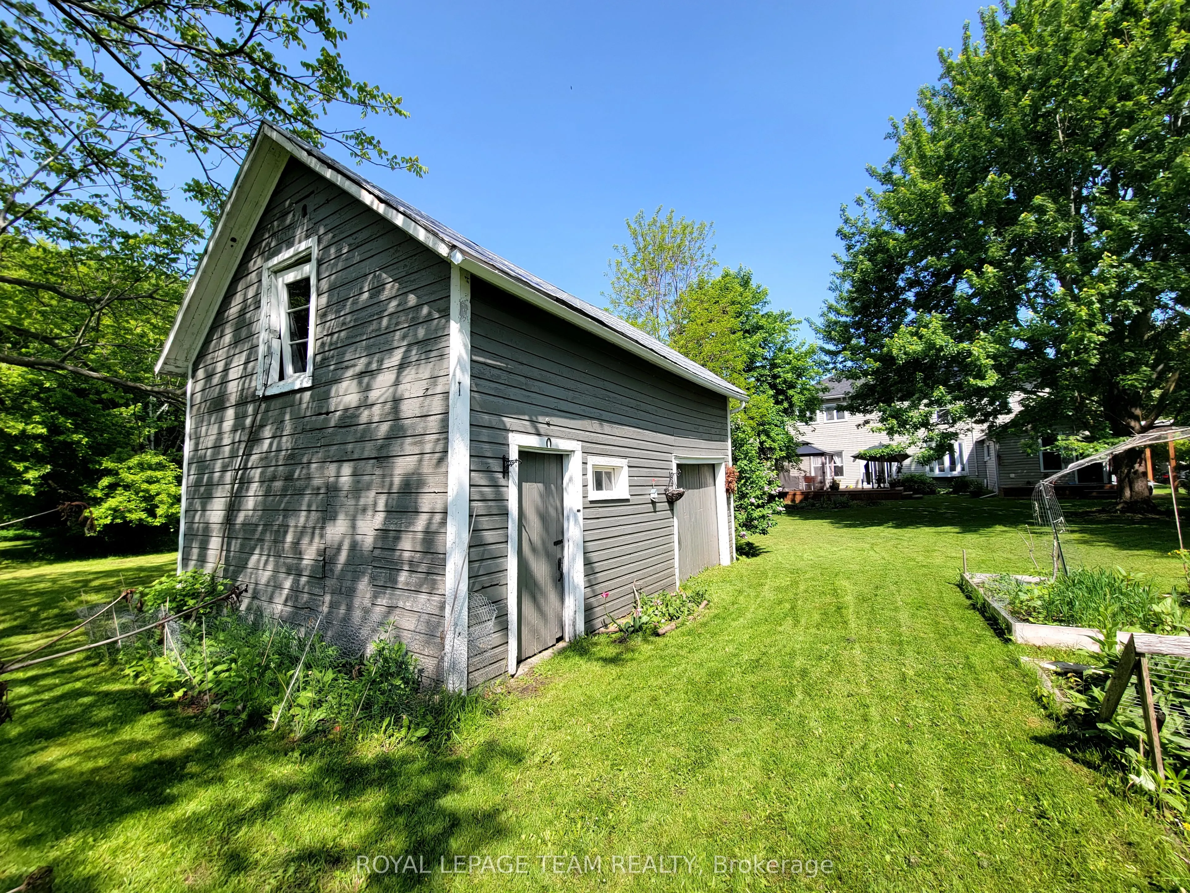 16 Peter Street S
