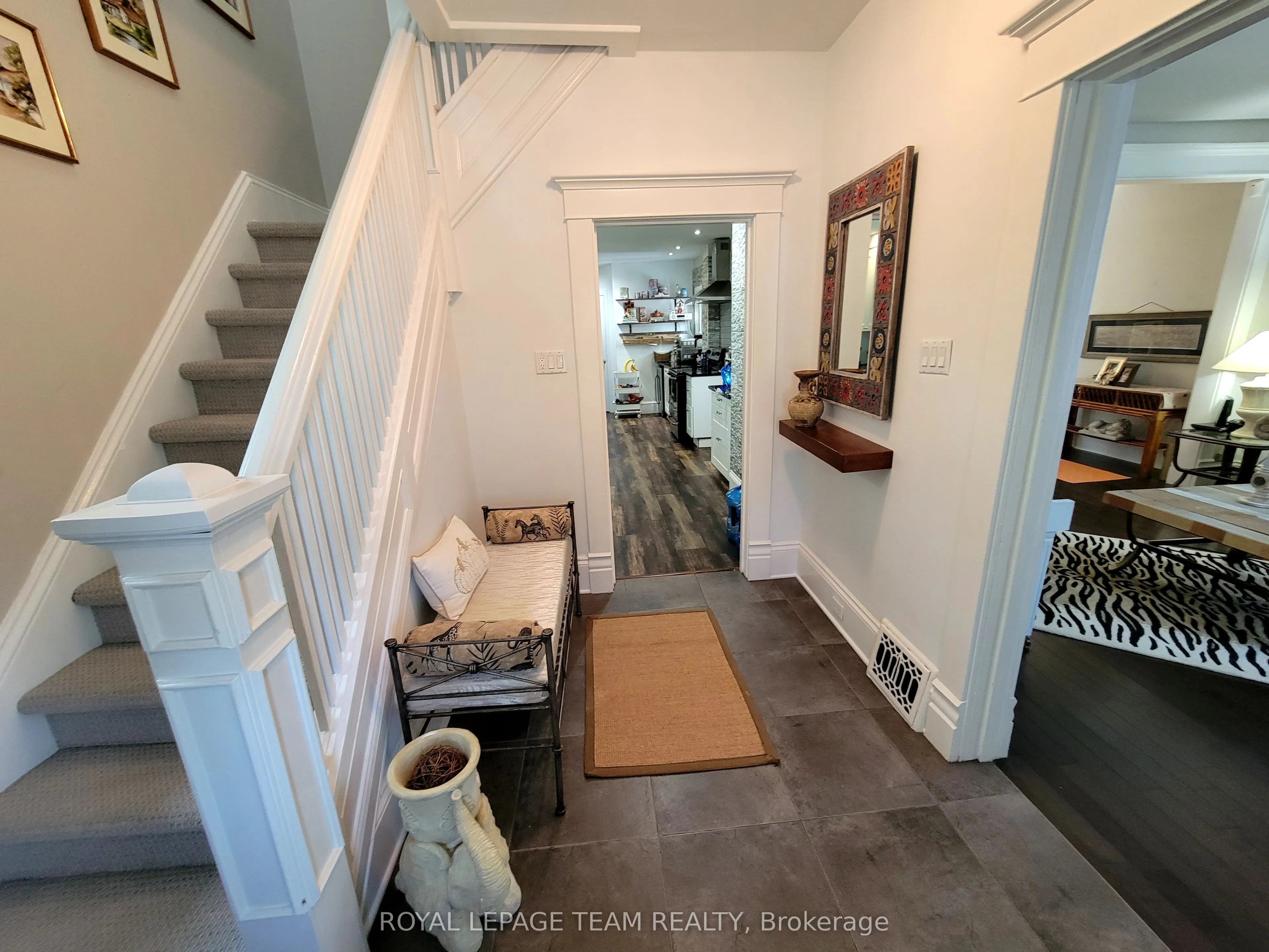 16 Peter Street S
