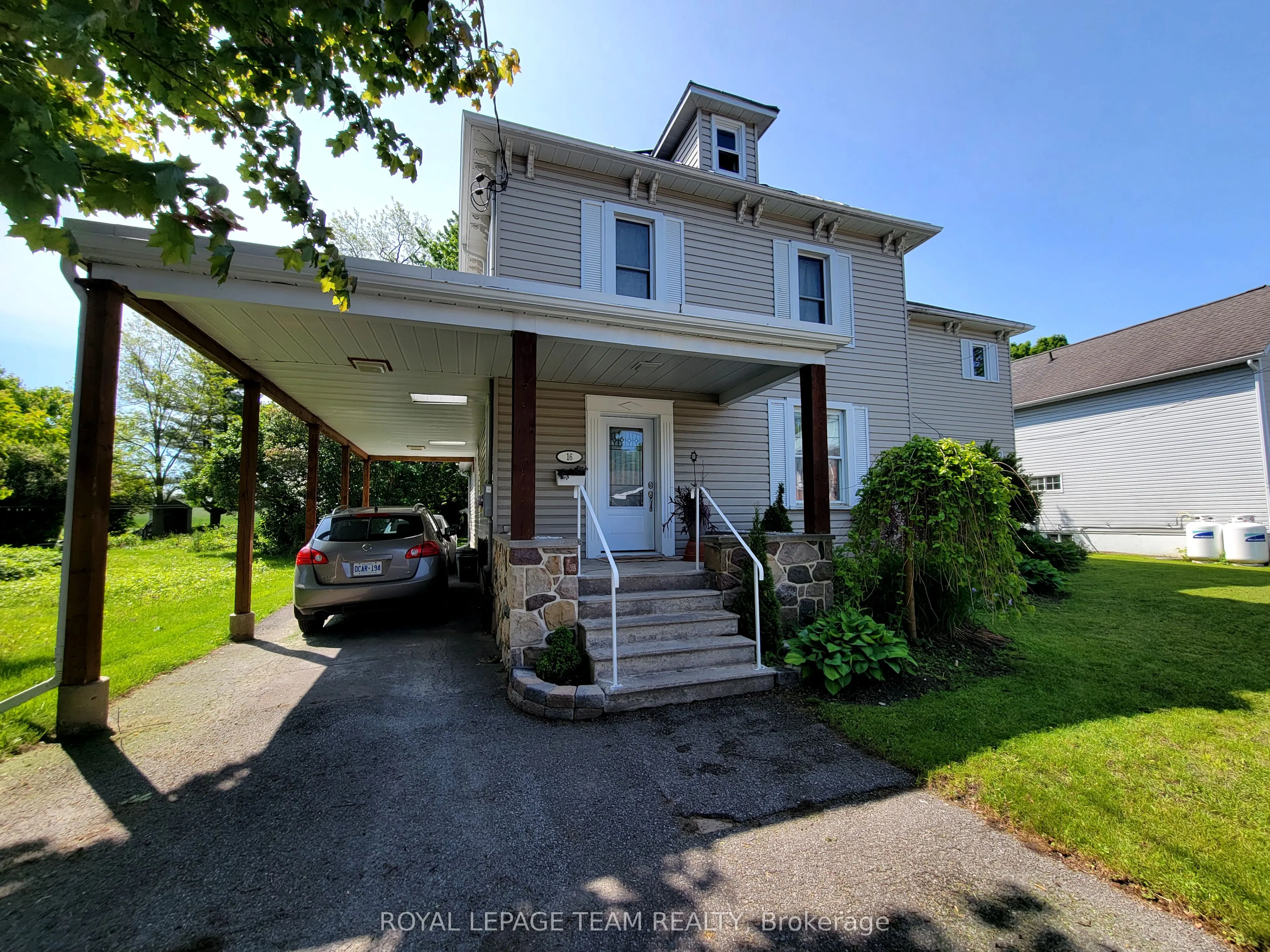 16 Peter Street S