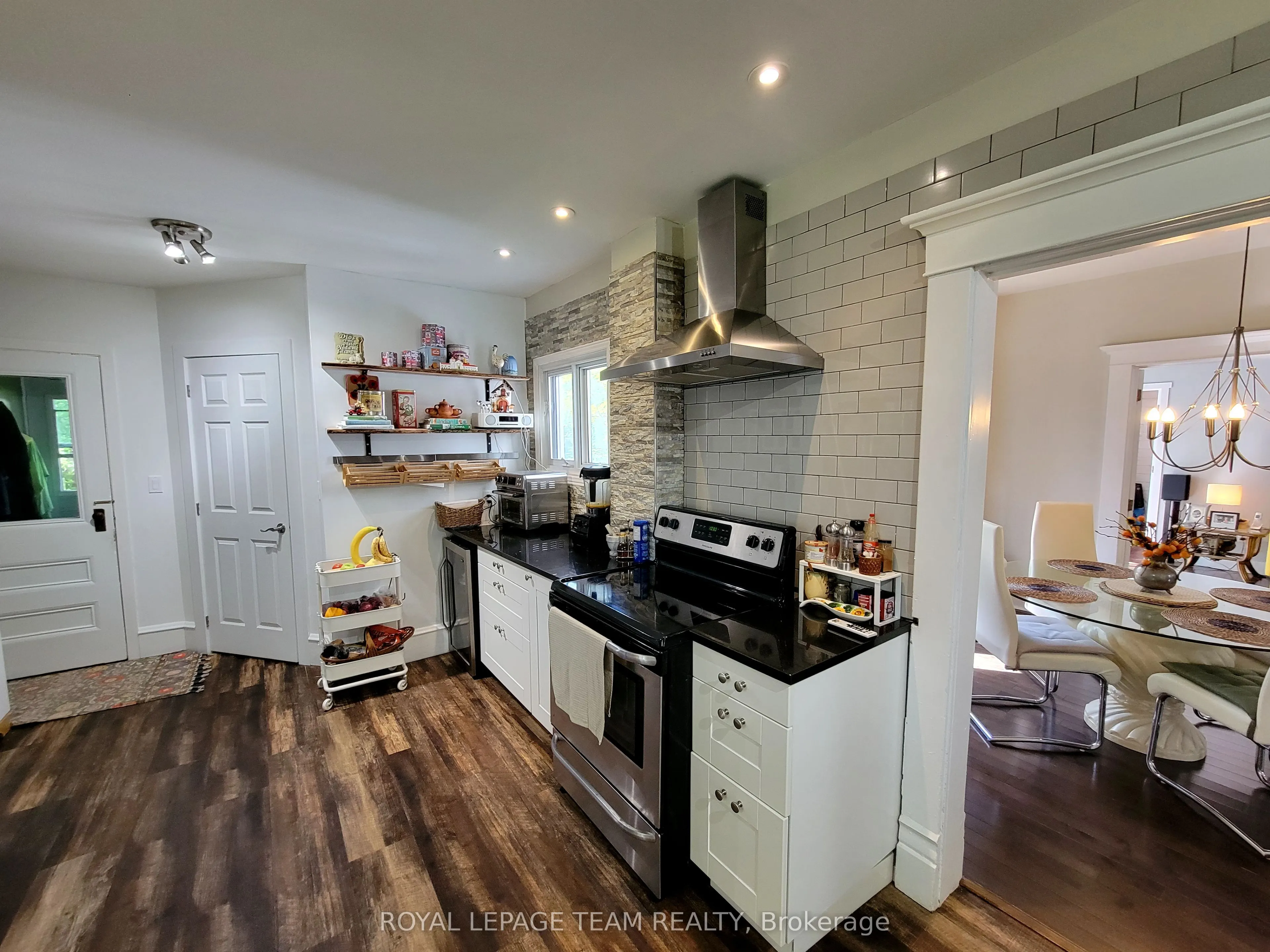 16 Peter Street S