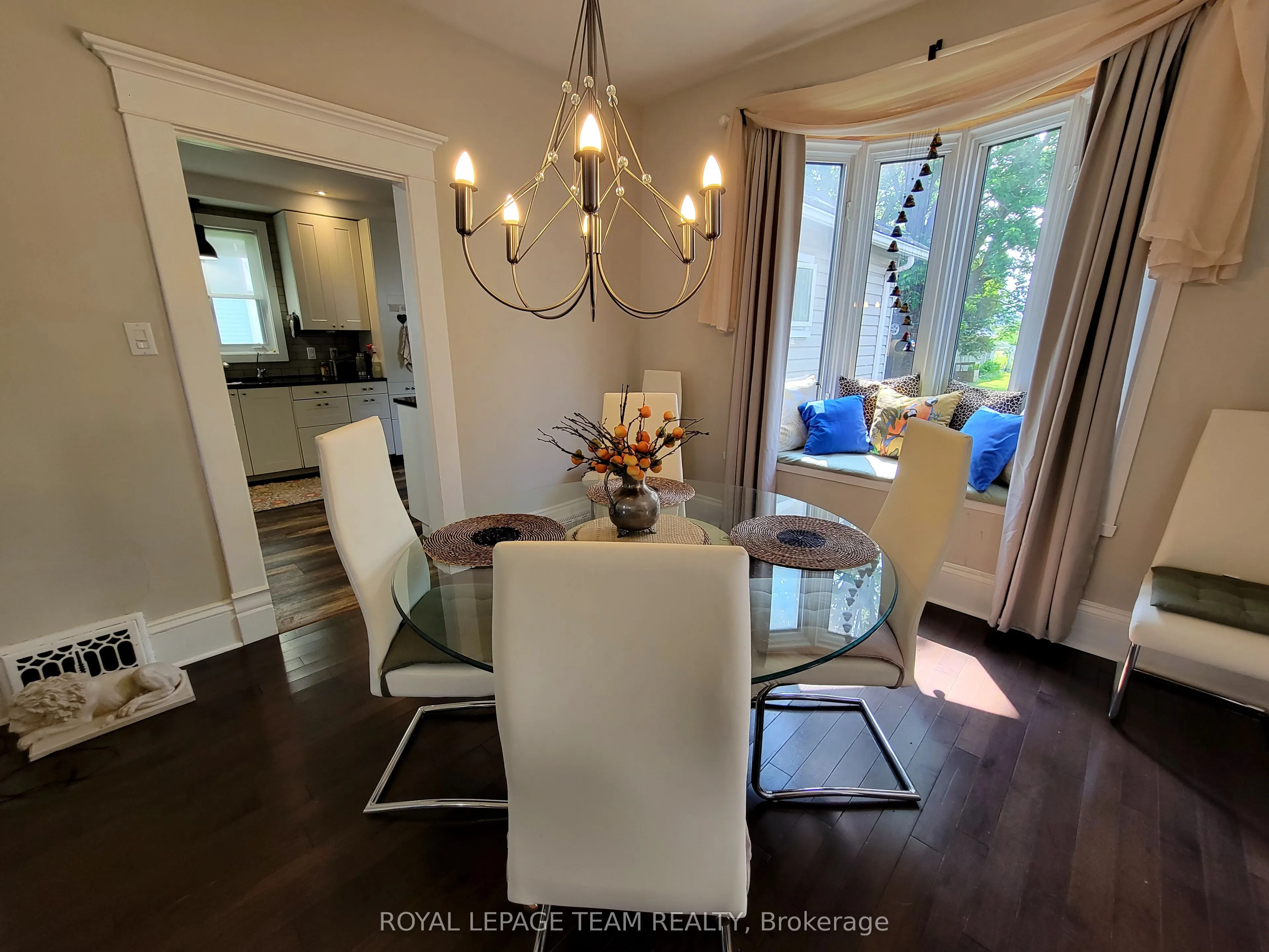 16 Peter Street S