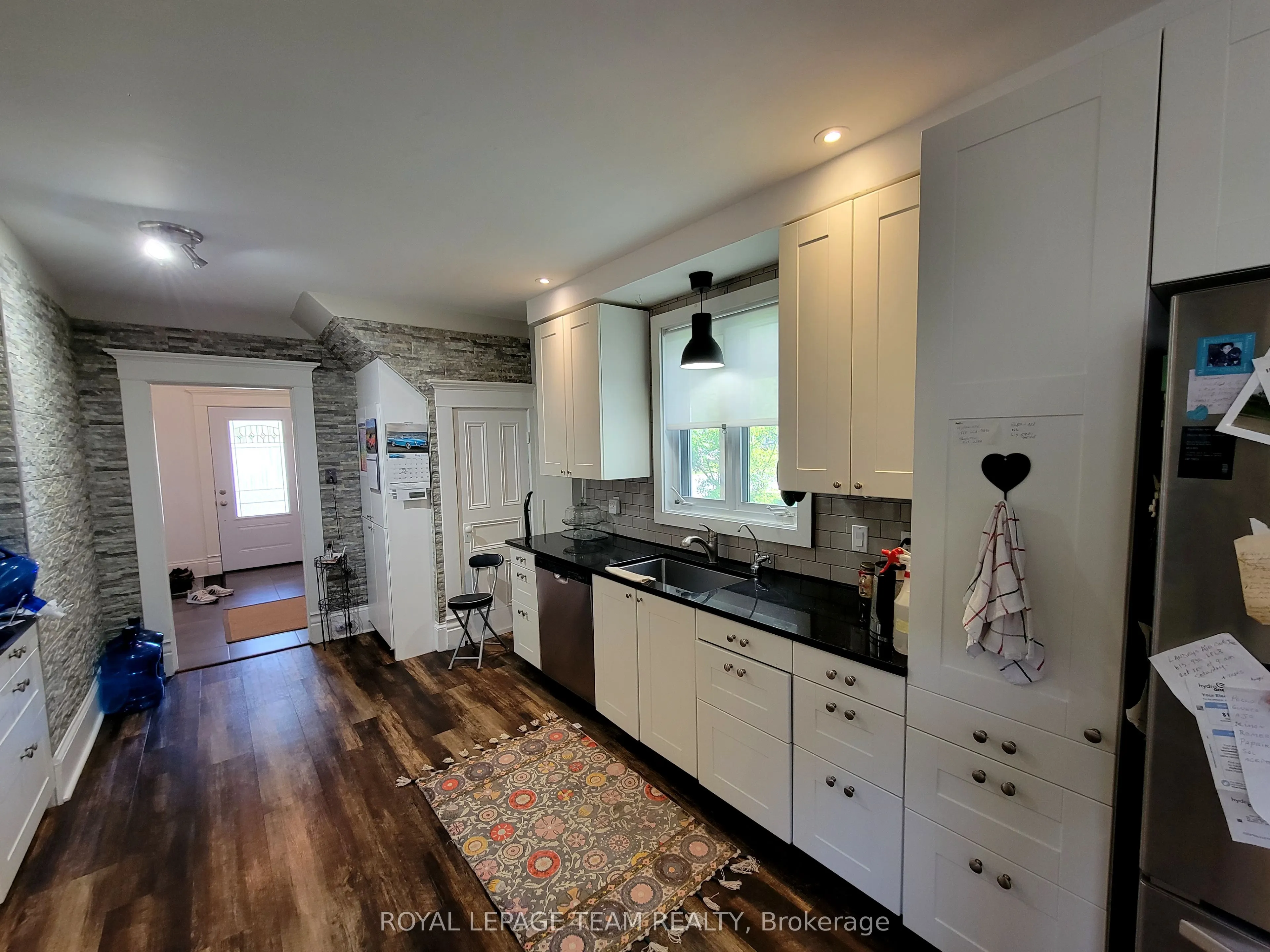 16 Peter Street S