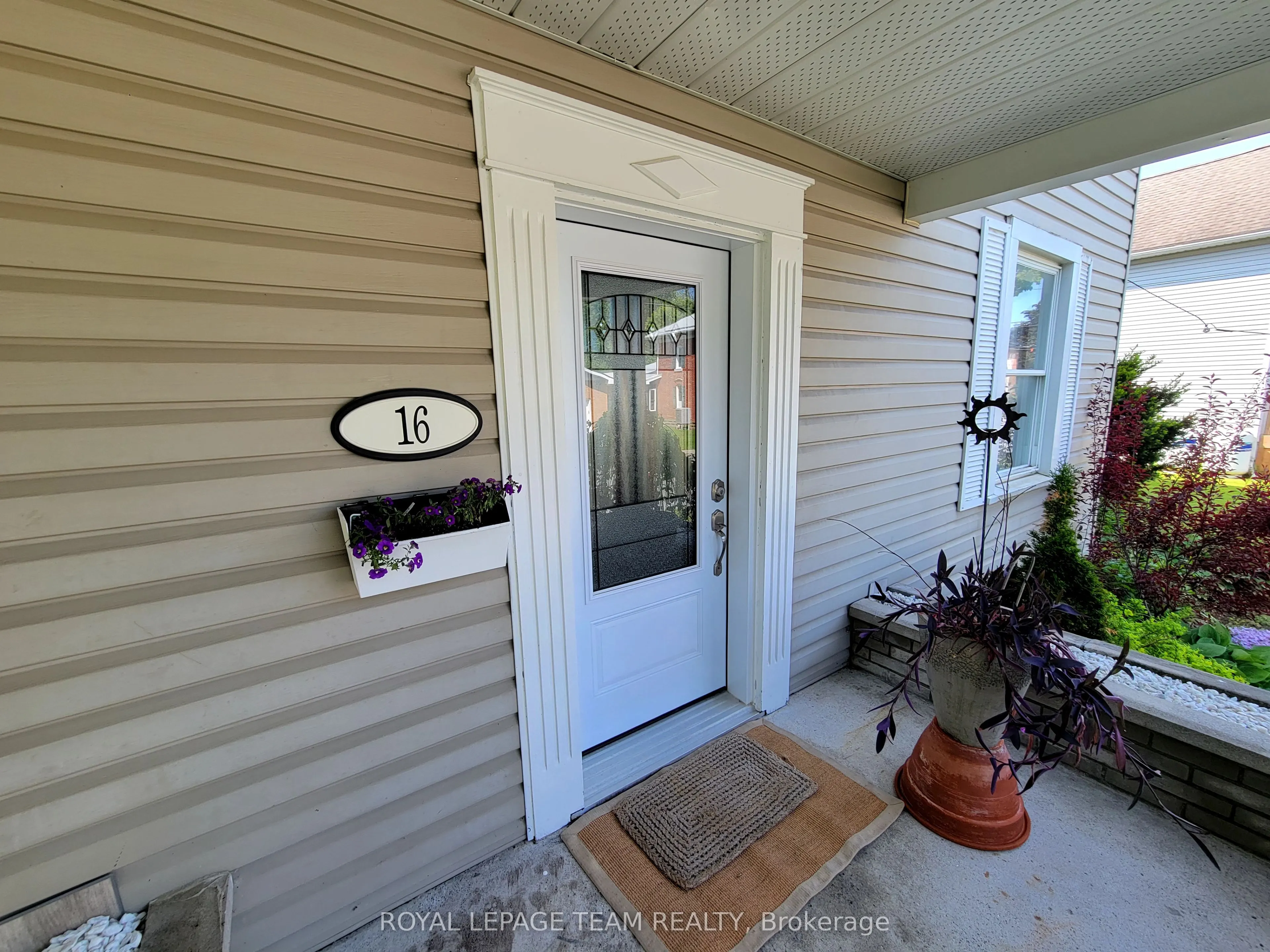 16 Peter Street S