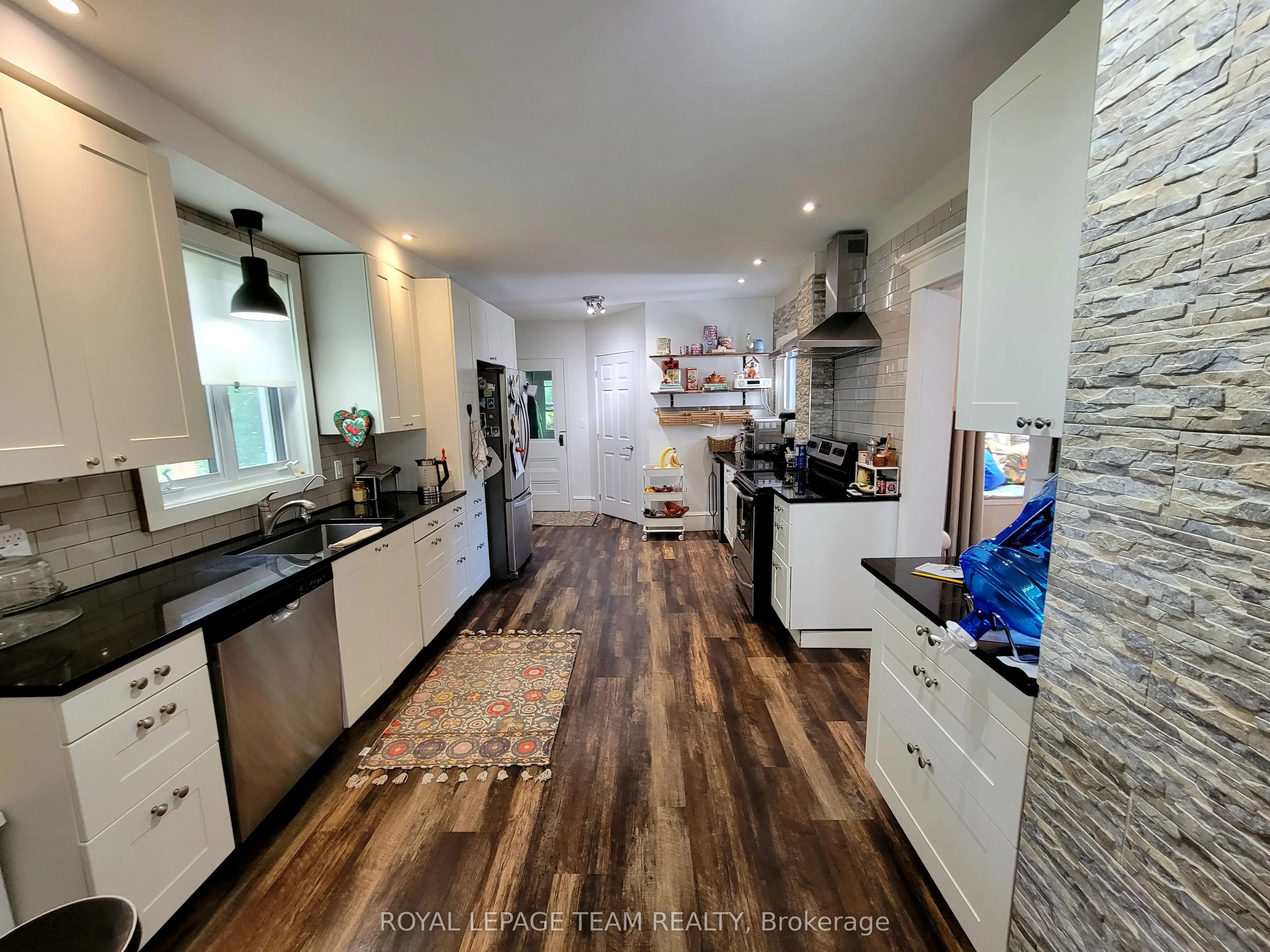 16 Peter Street S
