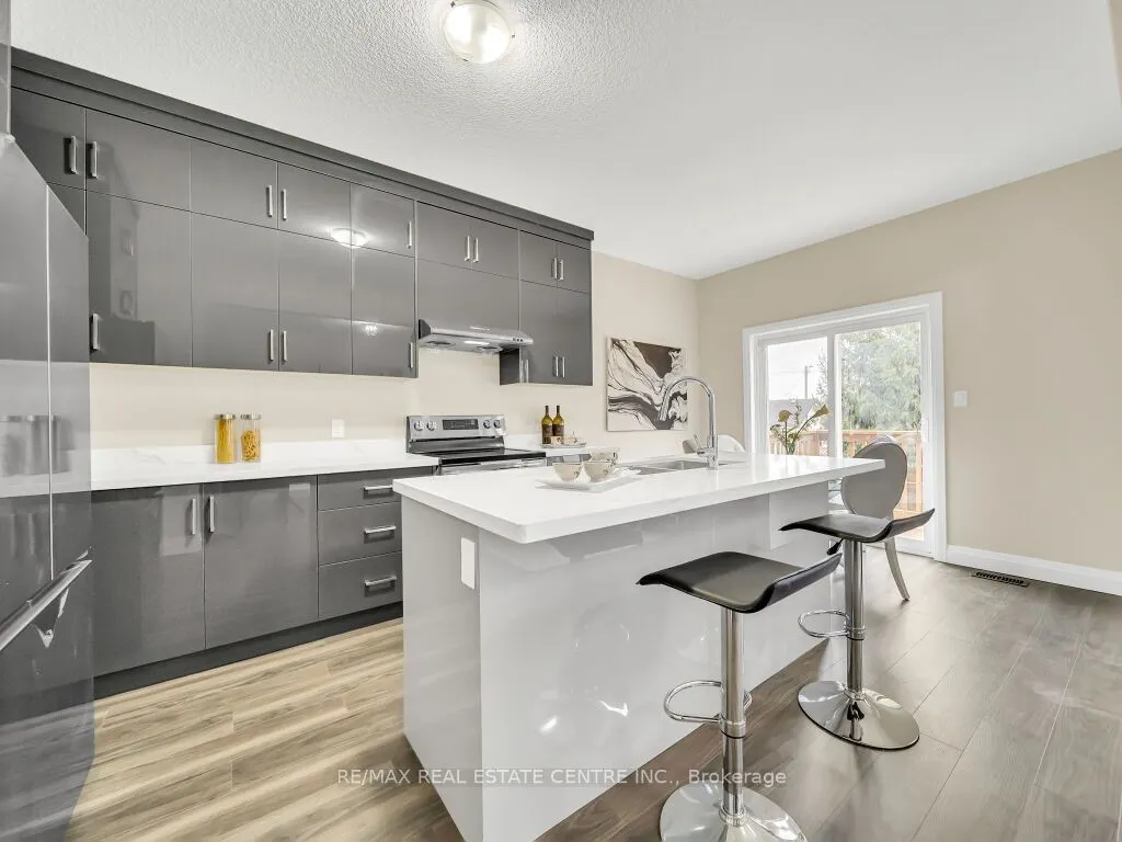 256 King Street W