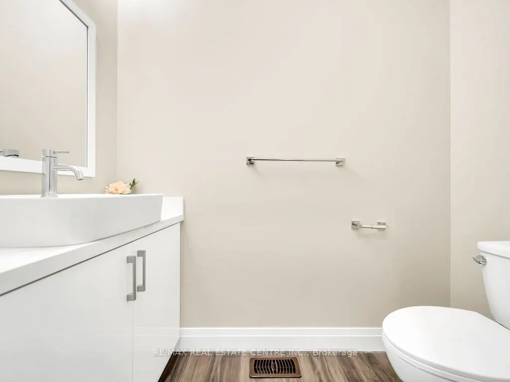 256 King Street W
