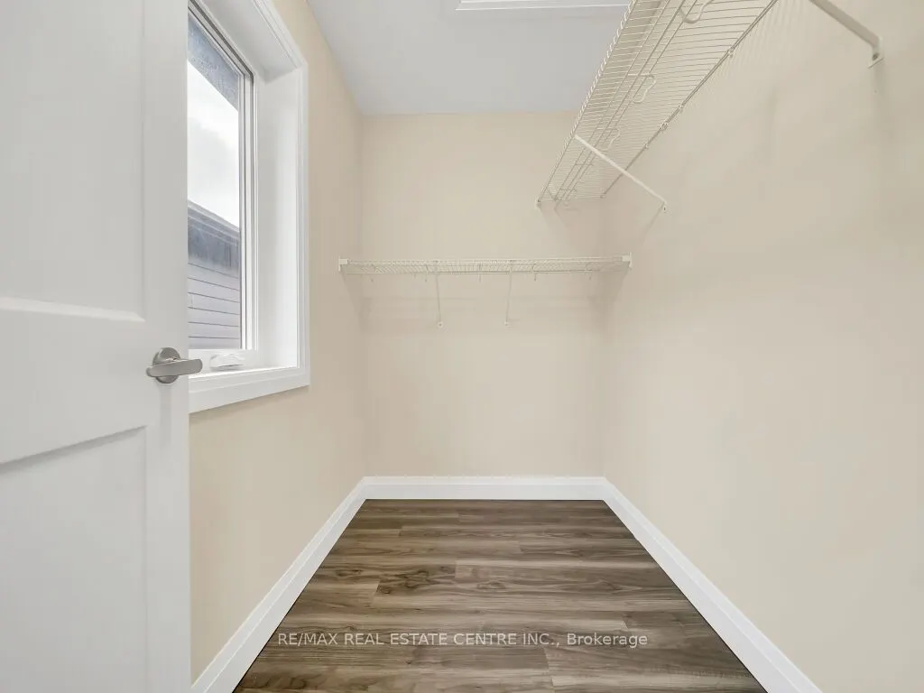 256 King Street W