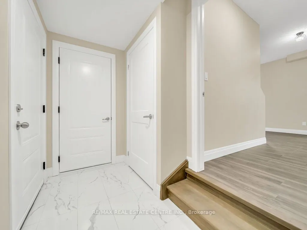 256 King Street W