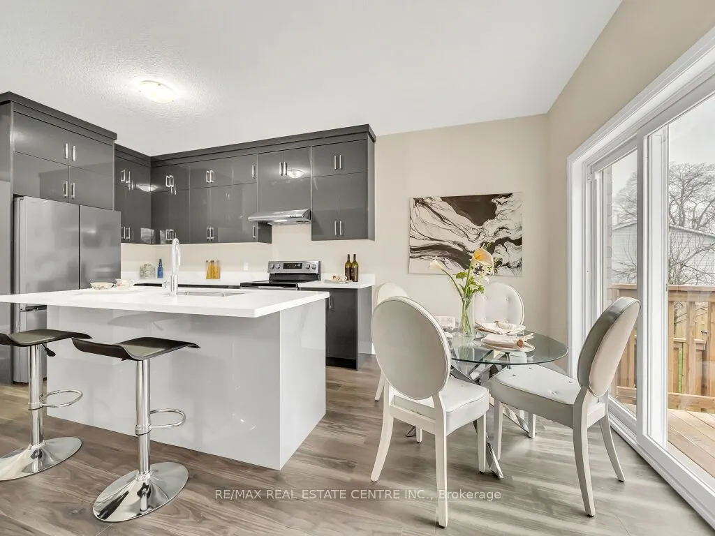 256 King Street W