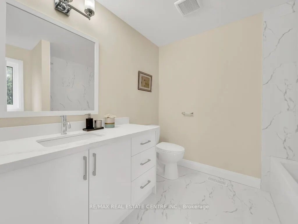 256 King Street W